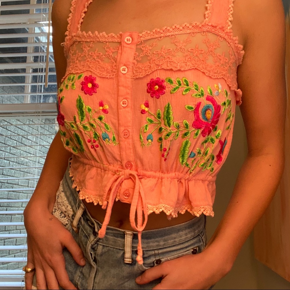RAHI CALI FLOWER EMBROIDERED TOP!!